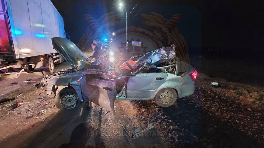 Главная картинка новости: В Альметьевском районе водитель Lada погиб в столкновении с грузовиком