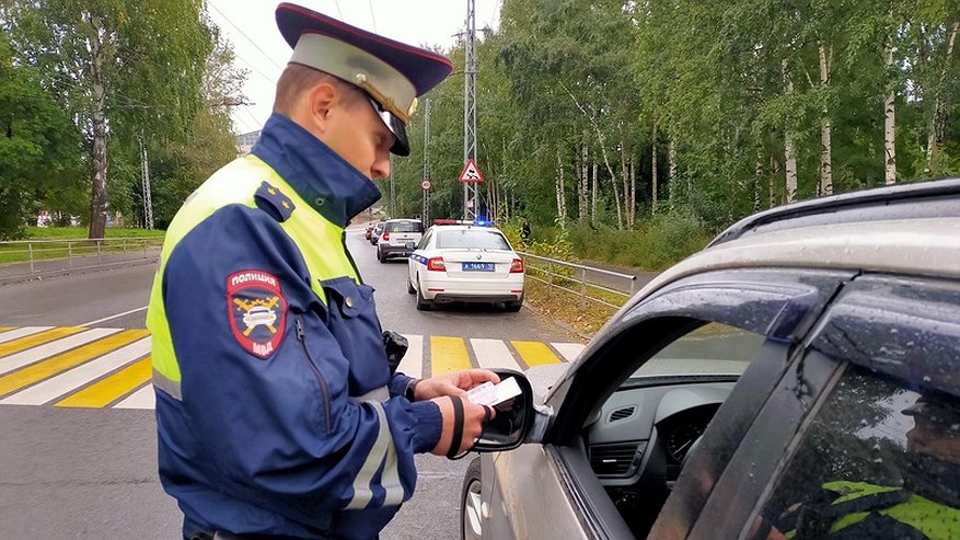 Главная картинка новости: Какие 3 документа никогда не надо показывать инспектору ГАИ, даже если требует - ответ автоюриста