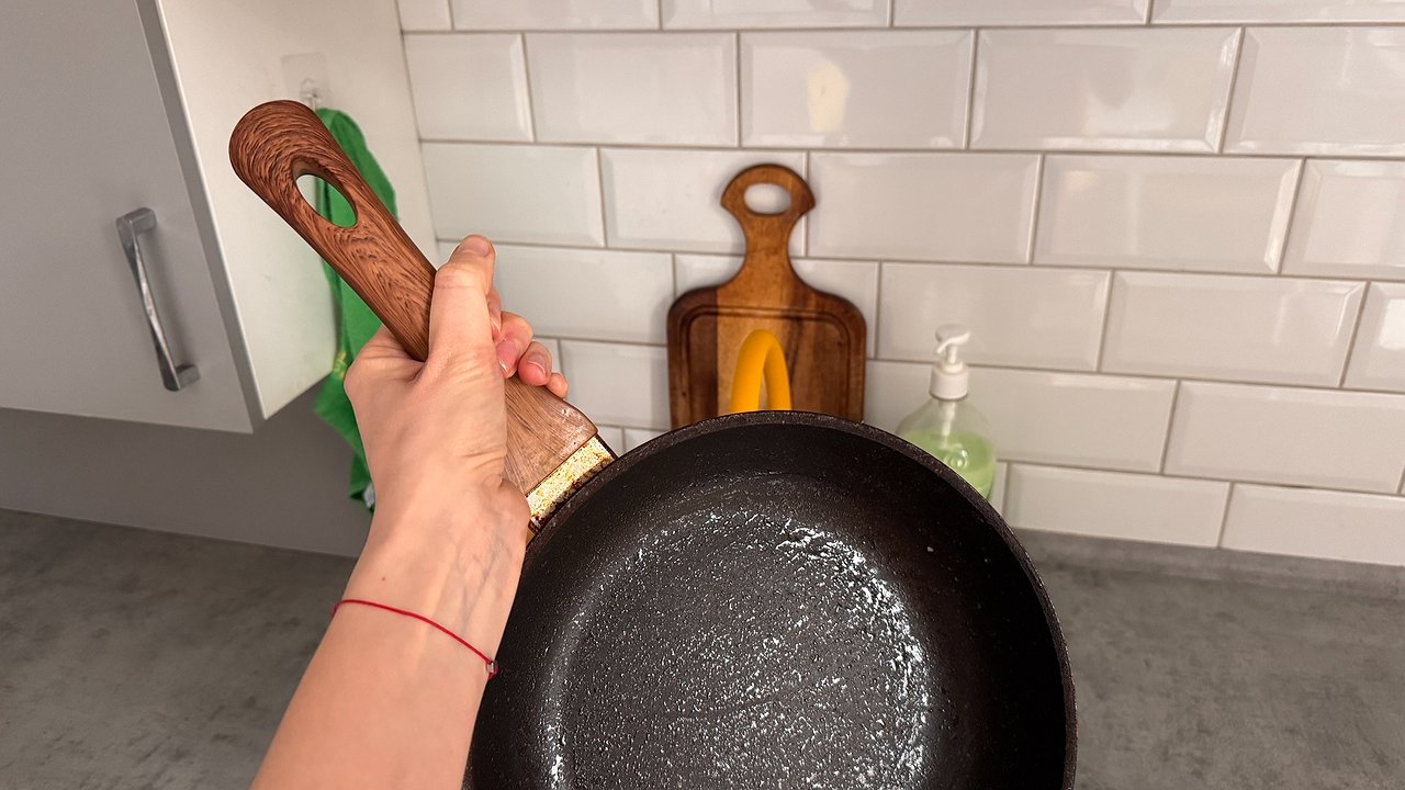 Главная картинка новости: Производители моющих средств этот способ скрывают: застарелый нагар отскакивает сам