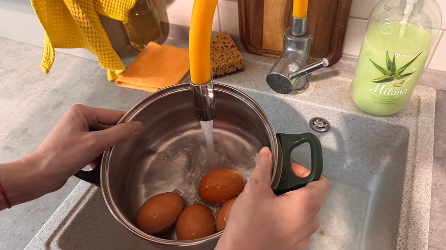 Главная картинка новости: Что нужно добавить в воду при варке яиц, чтобы скорлупа слетала с них сама – лайфхак, который 100% работает