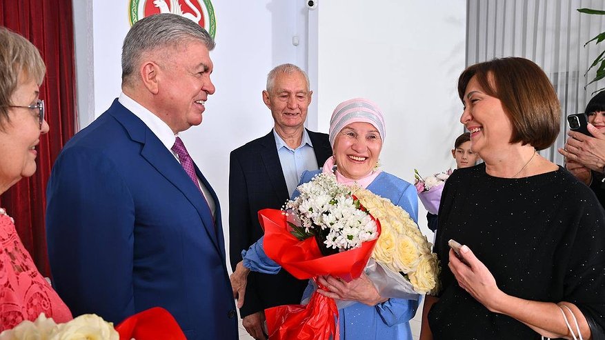 Главная картинка новости: В Набережных Челнах чествовали семейных долгожителей