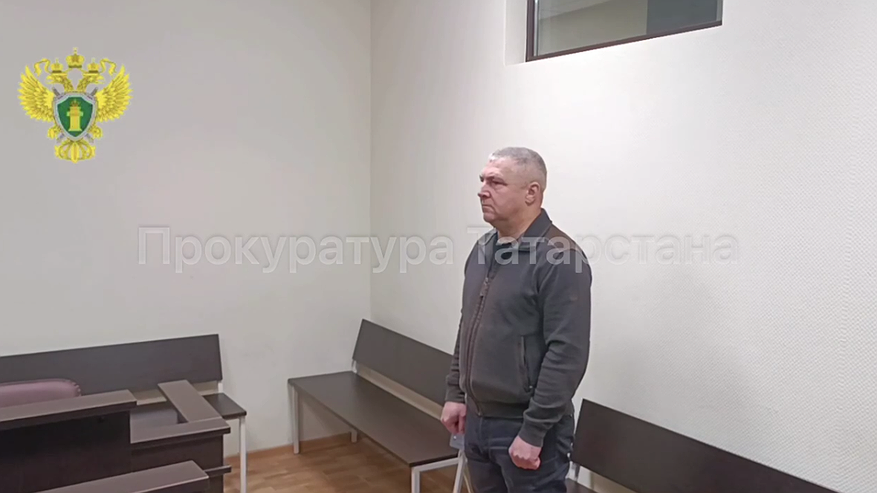 Главная картинка новости: Бывший глава Камских Полян получил срок за взятку дорогим смартфоном