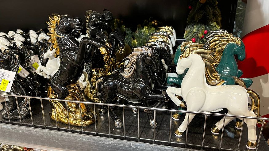 Главная картинка новости: Что нельзя дарить на год Огненной Лошади: эти подарки под ёлочкой принесут не удачу, а беду