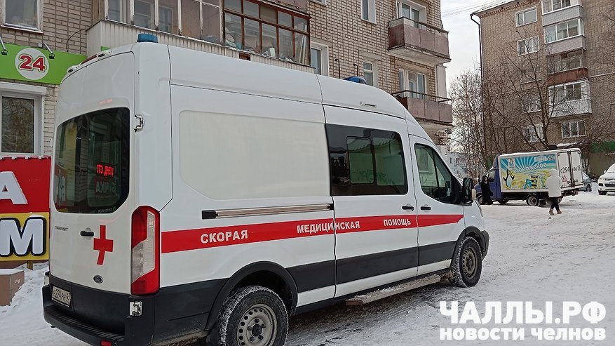 Главная картинка новости: В Набережных Челнах на остановке «Аптека скончался пожилой мужчина