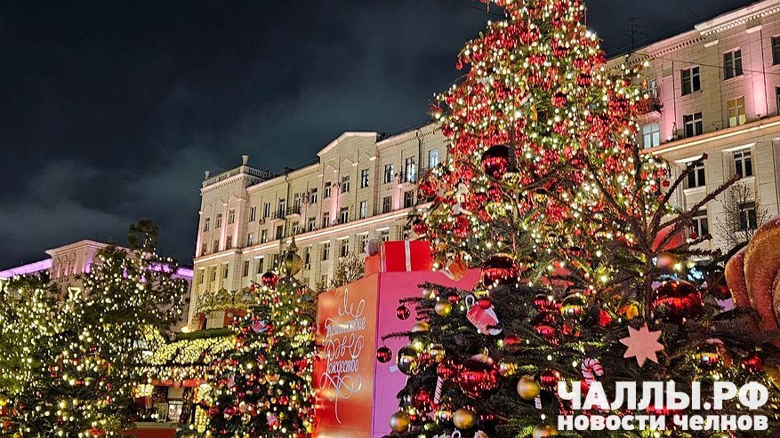 Главная картинка новости: Стали известны все адреса установки новогодних ёлок в Челнах