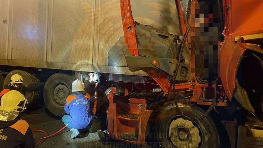 Главная картинка новости: В Казани водитель «КАМАЗа» погиб, врезавшись в припаркованную фуру