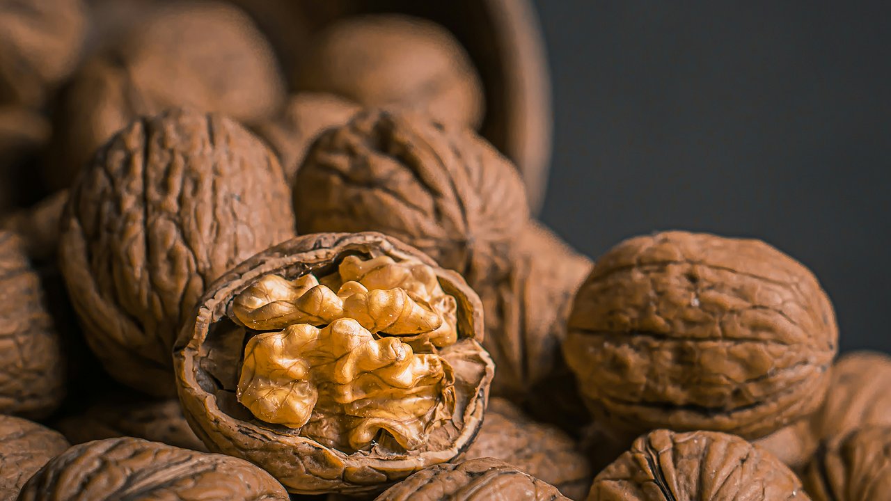 Главная картинка новости: Теперь грецкие орехи не чищу - использую бутылку: легко как щелкать семечки - ядро целое, никаких крошек