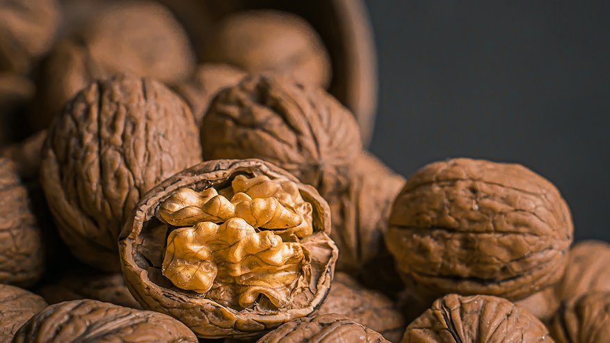 Главная картинка новости: Теперь грецкие орехи не чищу - использую бутылку: легко как щелкать семечки - ядро целое, никаких крошек