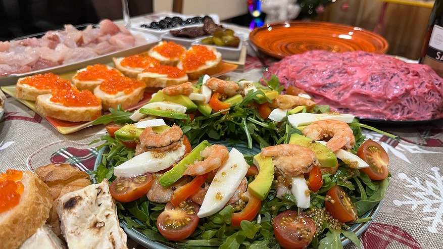 Главная картинка новости: Ученые рассказали от каких салатов лучше отказаться на Новый год: россияне их обожают