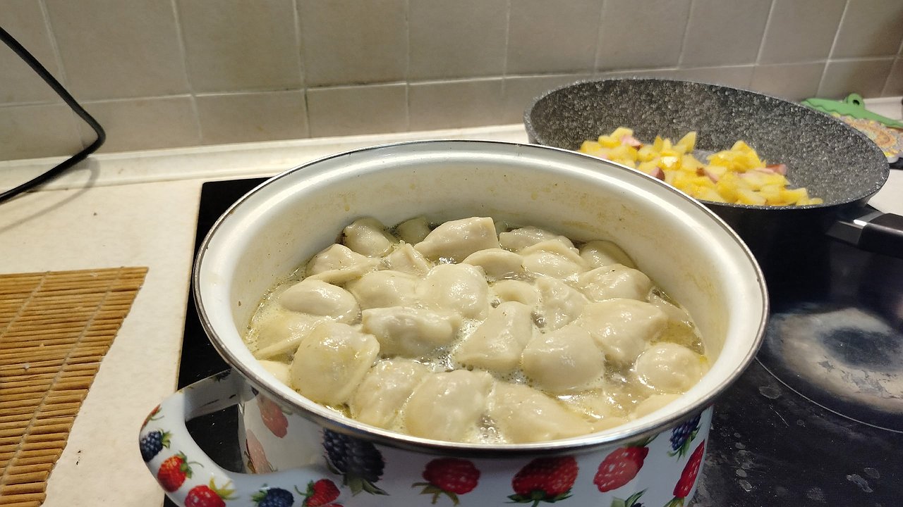 Главная картинка новости: Почему нельзя бросать пельмени в кипяток. Запомните раз и навсегда