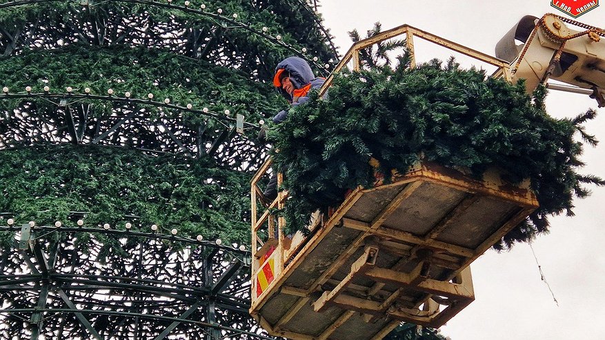 Главная картинка новости: Сотрудники ПАД с ловкостью скалолазов собирают ёлку на площади Азатлык