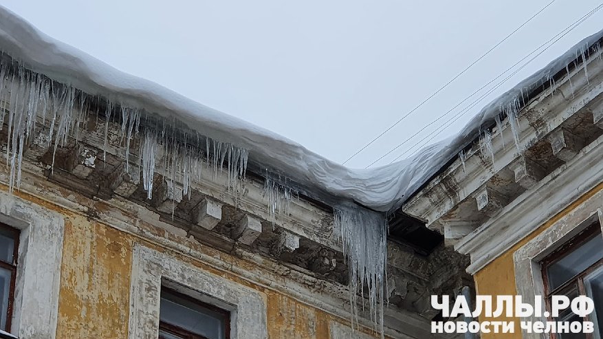 Главная картинка новости: В Тукаевском районе крыша ДК обвалилась в зрительном зале