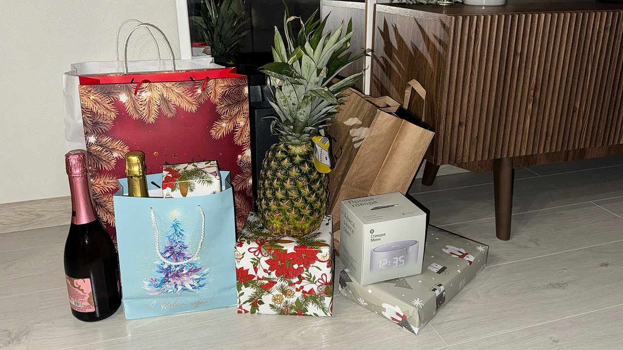 Главная картинка новости: Что подарить на сумму до 1000 рублей на Новый год? Шикарный список для друзей и коллег