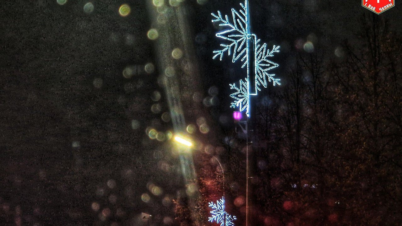 Главная картинка новости: Снежинки весом 40 килограммов: как Челны украшают к Новому году