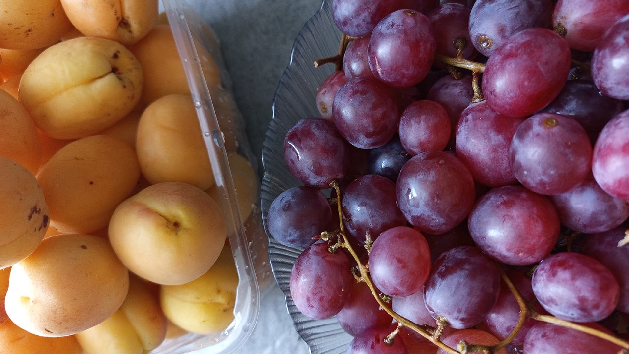 Главная картинка новости: Эта ягода вредная - а мы покупаем и едим как деликатес, еще и детей кормим