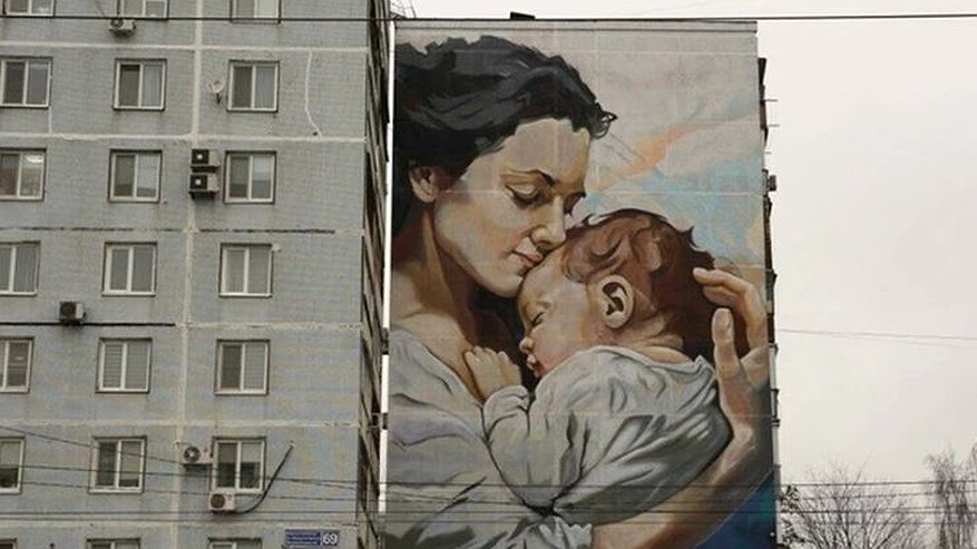 Главная картинка новости: В Казани напротив перинатального центра появился очень трогательный мурал