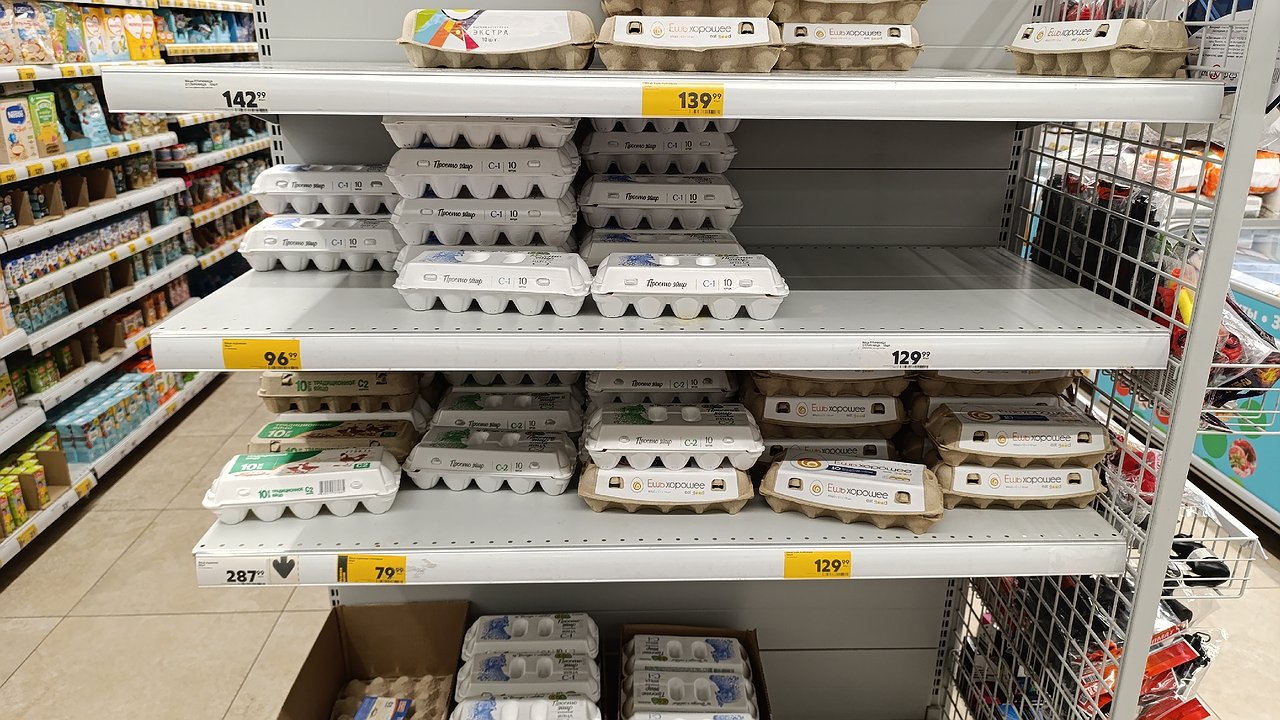 Главная картинка новости: Почему яйца в магазине хранятся при комнатной температуре, а дома — в холодильнике. Объясняем