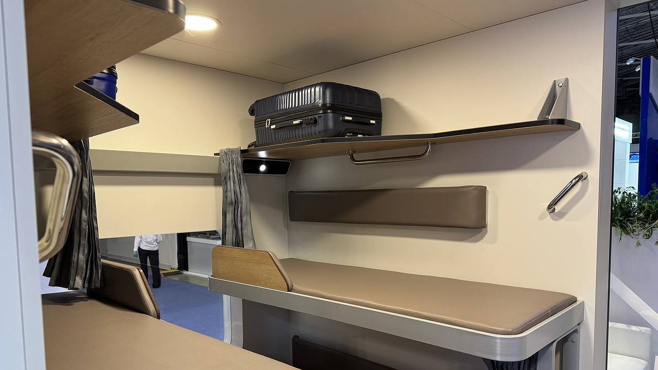 Главная картинка новости: Не все россияне в восторге: вот что народ думает про новый плацкарт РЖД, где полки длиннее и шире, индивидуальные шторки