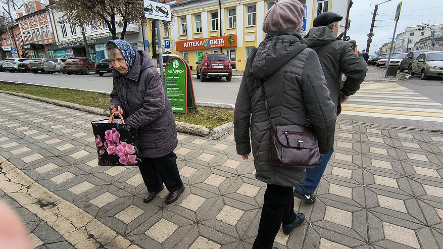 Главная картинка новости: "Зачем они все это делают?" - немецкий турист удивился привычкам российских пенсионеров