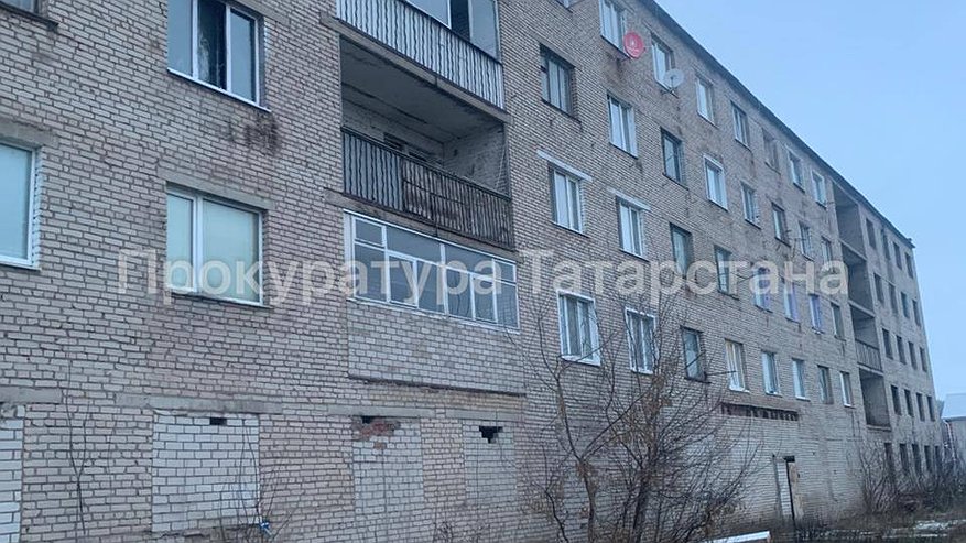 Главная картинка новости: Два ребенка попали в больницу после ночного пожара в общежитии Бугульмы