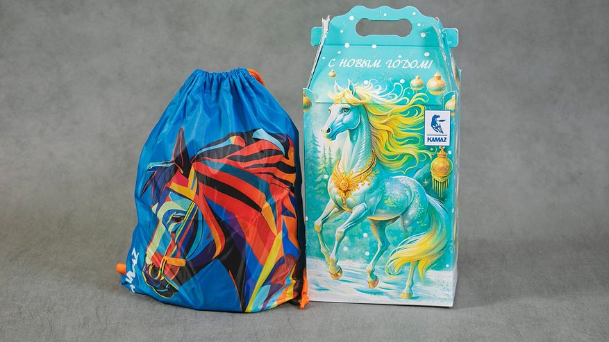 Главная картинка новости: «КАМАЗ» показал, что будет в новогодних наборах для детей сотрудников