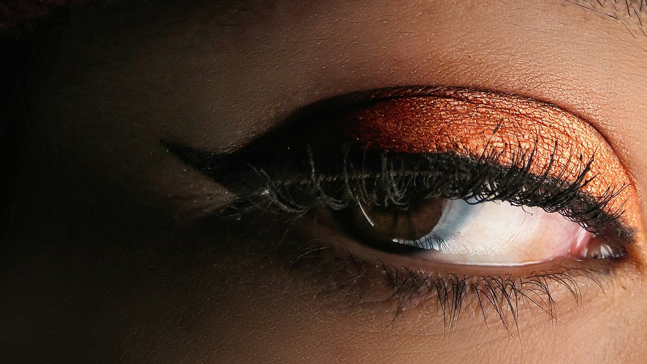 Главная картинка новости: Нашла идеальную тушь для зимы и Нового года — держится весь день, а снимается за секунду без слез и синяков под глазами