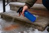 Миниатюра новости: Ступени будут чистыми в любую погоду: удалить наледь поможет автомобильное средство — спасение для жителей частных домов