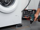 Бывалый сантехник научил одной хитрости: стиралка больше не прыгает по ванной комнате