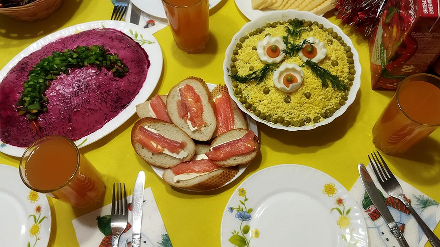 Главная картинка новости: Что делать с новогодними салатами после праздника — не морозить и не заправлять