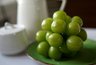 Миниатюра новости: В магазинах появился огромный "пластиковый" виноград из Китая - можно ли его есть?