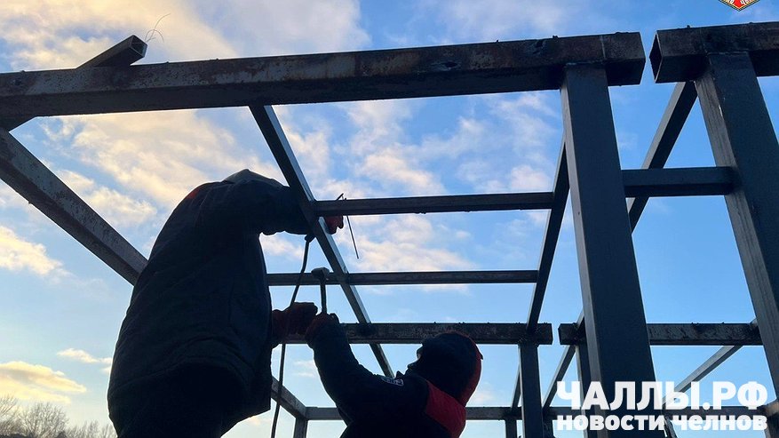 Главная картинка новости: В Челнах начали строить защиту для дамбы от рыбаков, которые блокируют сток воды