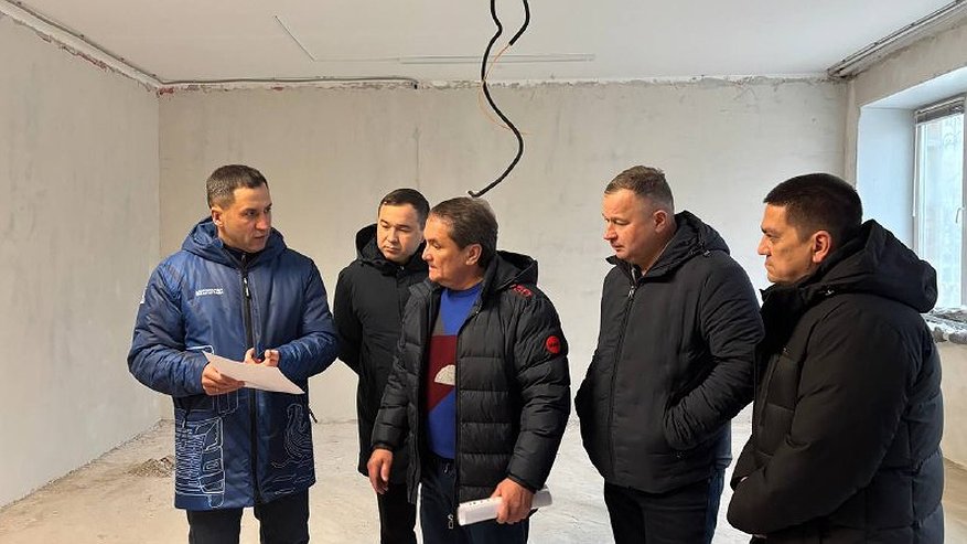 Главная картинка новости: Фарид Салахов проверил ход ремонтных работ в школах Набережных Челнов