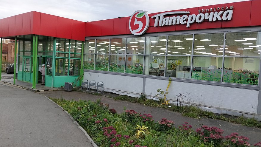 Главная картинка новости: Купил сервелат в «Пятёрочке» за 109 рублей — стоило положить на сковороду, как из колбасы полезло странное. Что мы вообще едим?