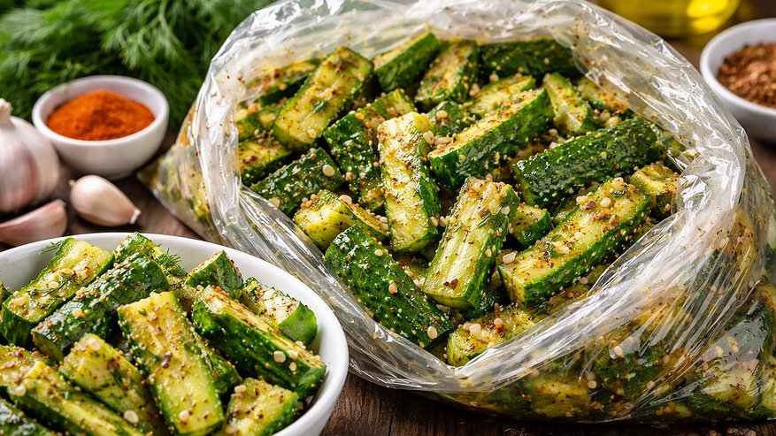 Главная картинка новости: Салаты больше не готовим — берем огурцы и кладем в пакет: эту простую в приготовлении закуску сметают со стола за секунду