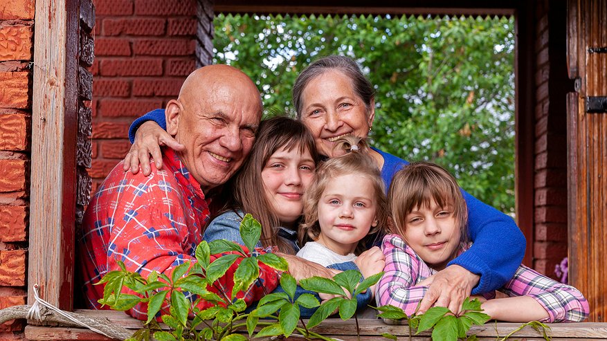 Главная картинка новости: Эти 5 вещей никогда нельзя отдавать своим детям и внукам. Должны знать все бабушки и дедушки