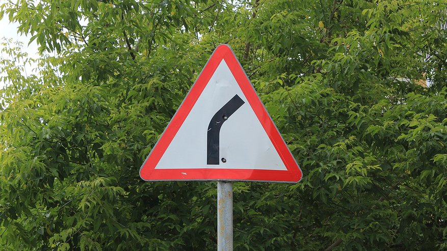 Главная картинка новости: Ловушка для водителей на дороге где установлен знак "Опасный поворот", попав в которую водителя лишают прав