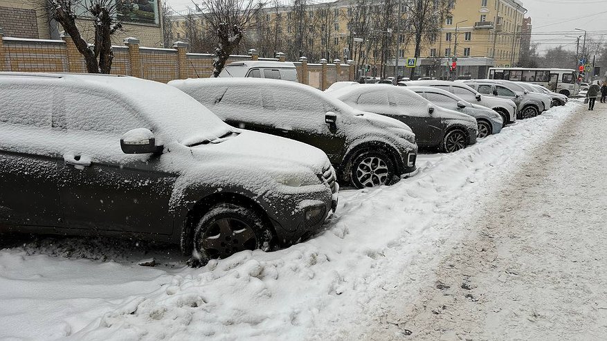 Главная картинка новости: Что делать водителю, если обнаружил под дворником записку "Задел ваш автомобиль": не совершайте ошибок - совет автоюриста
