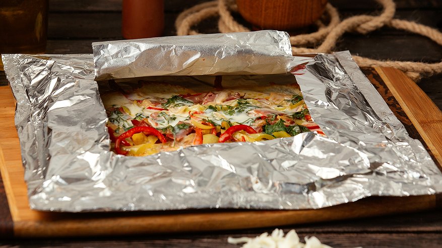 Главная картинка новости: Блестящей или матовой: какой стороной наружу правильно заворачивать еду в фольгу - запомните на всю жизнь