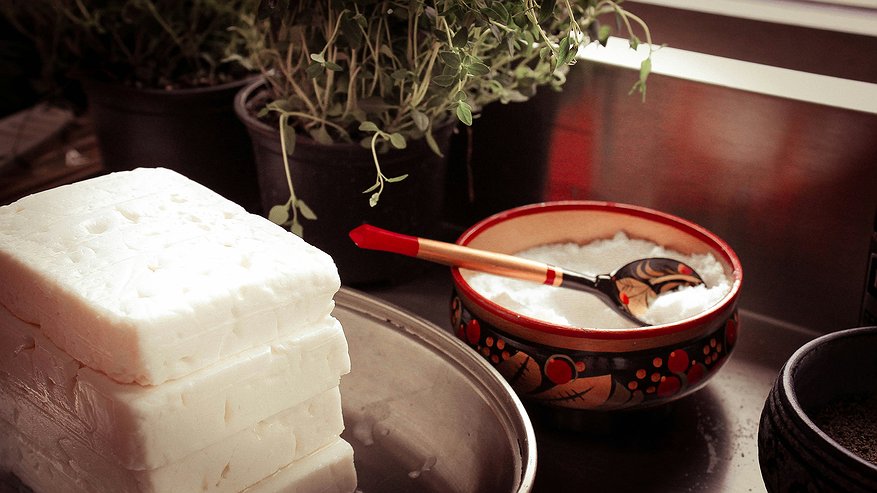 Главная картинка новости: Не берите его по акции: в пятипроцентном твороге этих торговых марок нашли запрещённый "мясной клей"