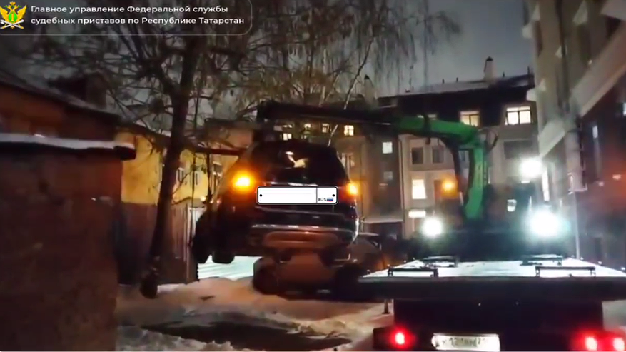 Главная картинка новости: Маскировка «Мерседеса» среди деревьев не спасла казанца от долга в 4 миллиона