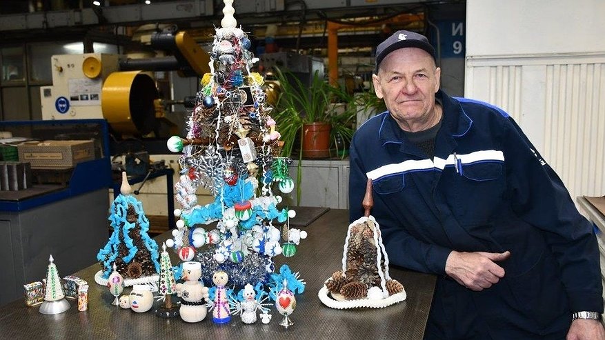 Главная картинка новости: Токарь «КАМАЗа» с 40-летним стажем в обед вытачивает новогодние игрушки