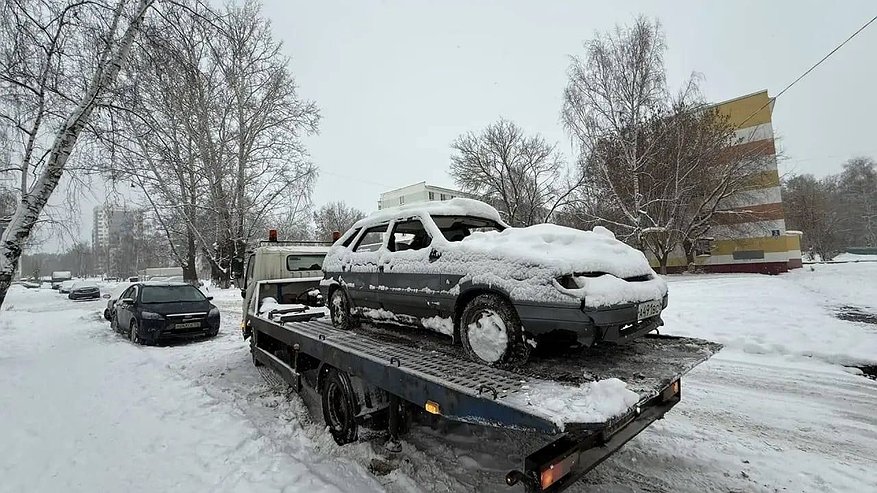 Главная картинка новости: Автомобиль-снеговик: в Челнах эвакуаторы вытаскивают машины, мешающие уборке улиц