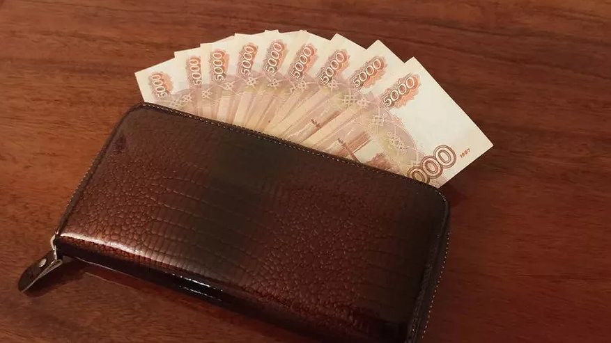 Главная картинка новости: В Чистополе сын украл около 100 тысяч рублей с карты отца