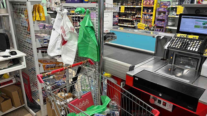 Главная картинка новости: Почему нельзя использовать пакеты из "Магнита" и Пятерочки" под мусор: никогда больше не испачкаю их помоями