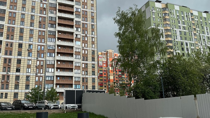 Главная картинка новости: Люди бросили личные вещи, квартиры и уехали в спешке: почему в Москве пустеют дома и что на самом деле заставило жильцов съехать