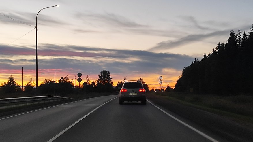 Главная картинка новости: Зачем нужна сплошная линия на обочине справа и можно ли её пересекать: каверзные нюансы ПДД