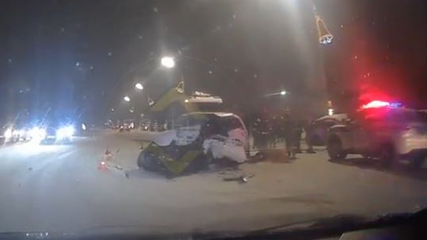 Главная картинка новости: В Набережных Челнах «Лада Гранта» влетела в столб