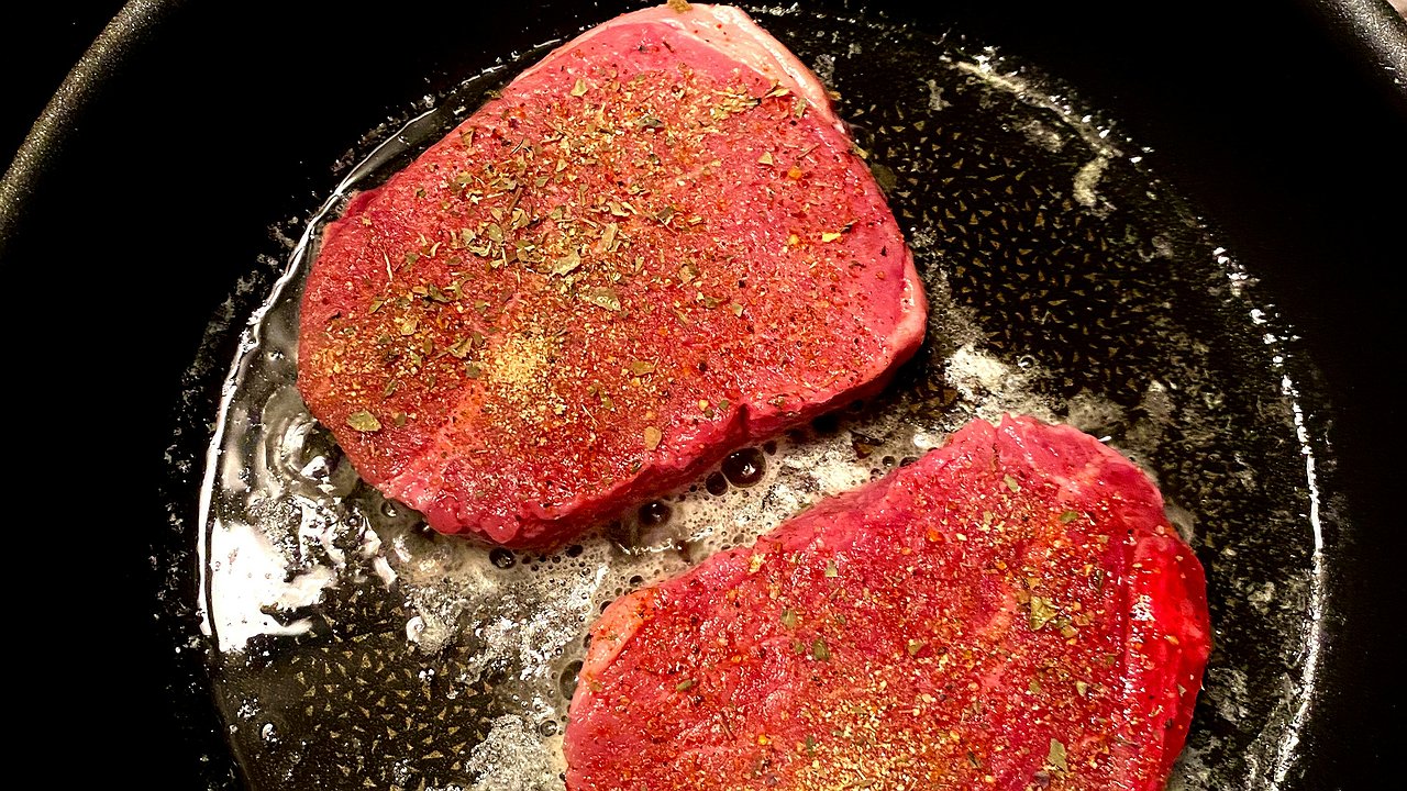 Главная картинка новости: Я шеф-повар и я знаю, какая самая частая ошибка при жарке мяса: 98% хозяек это делает