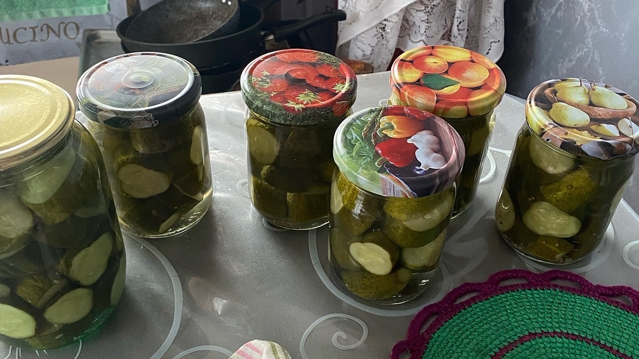 Главная картинка новости: Коллега вернулся из деревни с пустыми руками и обиделся: почему родственники не обязаны угощать соленьями