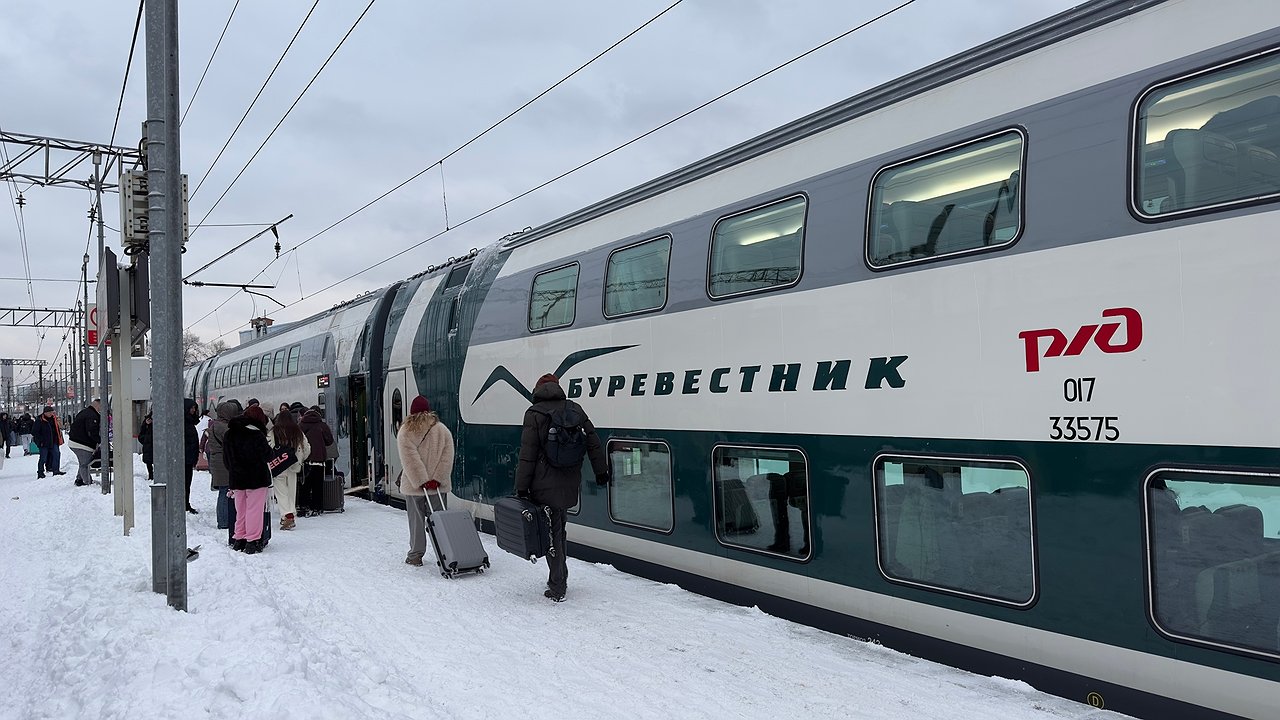 Главная картинка новости: РЖД, что ты делаешь? Вместо курочки в фольге — посадка по лицу без паспорта